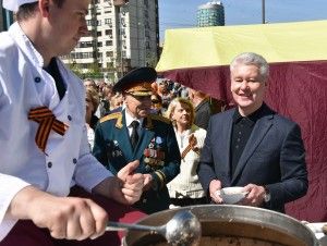 07 Мая 2015Мэр Москвы Сергей Собянин принял участие в закладке парка 70-летия Победы.