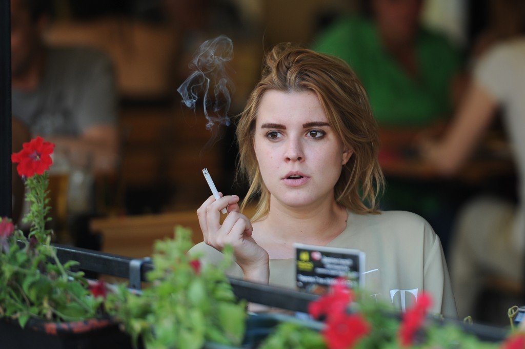 ITAR-TASS: MOSCOW, RUSSIA. AUGUST 30. 2011. A woman smoking a cigarette in a cafe. (Photo ITAR-TASS/ Valery Sharifulin) Ðîññèÿ. Ìîñêâà. 30 àâãóñòà. Äåâóøêà êóðèò ñèãàðåòó â îäíîì èç êàôå ãîðîäà. Ôîòî ÈÒÀÐ-ÒÀÑÑ/ Âàëåðèé Øàðèôóëèí