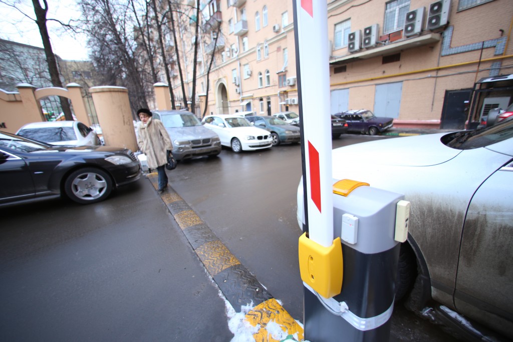 Как установить шлагбаум в москве. Плоскостная парковка. Шлагбаум для парковки. Шлагбаум во дворе. Шлагбаум во дворе жилого дома.