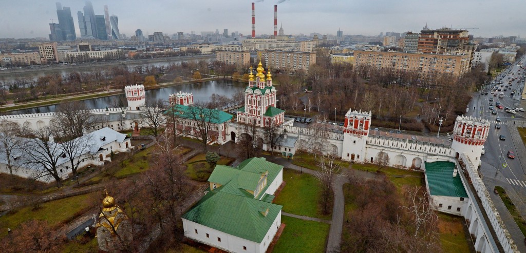 Московский определенный. Новодевичий монастырь Хамовники. Г. Москва, Хамовники. Новодевичий монастырь. Хамовники с высоты Новодевичий монастырь в Москве. Вид с колокольни Новодевичьего монастыря.