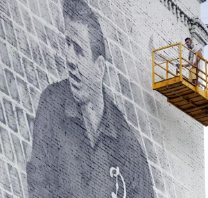 Дата: 22.06.2015, Время: 12:18: На фасаде дома №4 на Народной улице художники рисуют граффити с изображением советского вратаря Льва Яшина