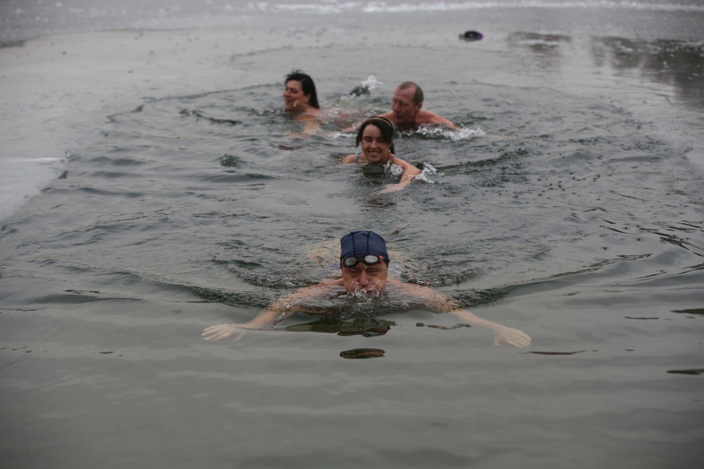 Человек в холодной воде. Купание в холодной воде. Купание вхолодгой воде. Плавание в холодной воде. Плавание в ледяной воде.