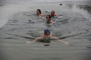 День моржа. Плаванье в ледяной воде в проруби в Строгино.