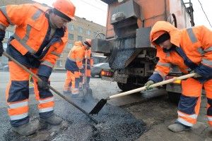 Ямочный ремонт дороги на шоссе Энтузиастов.