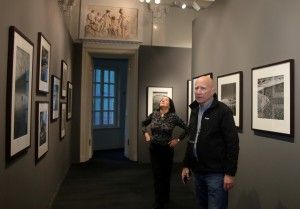Фотограф Себастьян Сальгадо и его жена Лейла перед открытием выставки проверяют экспозицию