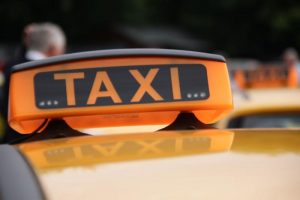 Только у желтых такси в 2018 году будет разрешение на работу в Москве. Фото: "Вечерняя Москва"