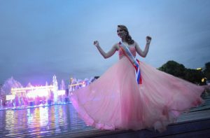 Празднование выпускного в Парке Горького становится новой традицией. Фото: "Вечерняя Москва"