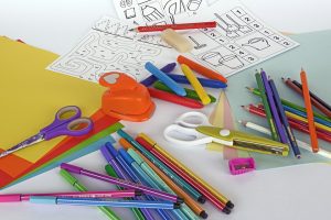 Разноцветные атрибуты и заготовки для создания ярких проектов будут ожидать малышей перед началом занятия. Фото: pixabay.com