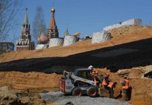 Ограничение движения автотранспорта вызвано проведением строительных работ у парка «Зарядье». Фото: «Вечерняя Москва»