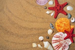 Для создания картины используется клей, разноцветный песок, прочая атрибутика. Фото: pixabay.com