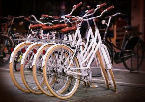 Работа пунктов проката велосипедов продлится осенью и зимой, если на услуга продолжит пользоваться спросом у горожан. Фото: pixabay.com