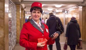 Новая яркая одежда позволит выделить сотрудников метро в общем пассажиропотоке. Фото: mos.ru
