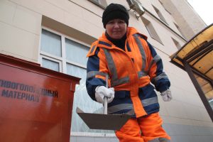 Пять самосвалов и восемь погрузчиков подготовлены к борьбе со снегом в районе. Фото: архив, «Вечерняя Москва»