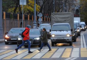 Инспекторы обратят внимание водителей и пешеходов на то, что необходимо уважительно относиться друг к другу. Фото: «Вечерняя Москва»
