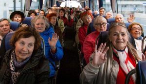 Около 1,5 тысячи пенсионеров совершили поездку на «Добром автобусе». Фото: mos.ru