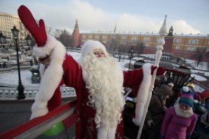 Дед Мороз сказал, что лично зажжет огни на главной елке страны, которая по традиции каждый год устанавливается на Соборной площади Московского Кремля. Фото: «Вечерняя Москва»