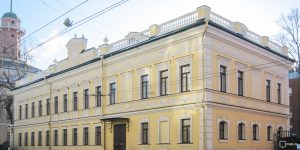 В здании восстановили парадную лестницу, откосы проемов, металлические козырьки над входами и другие объекты. Фото: mos.ru