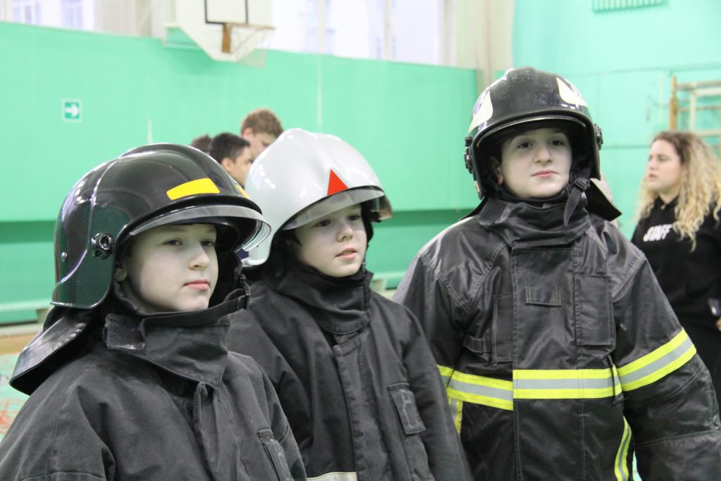 Повышенная безопасность в москве. Безопасность в Москве. Школа безопасности Москва. Дети и пожарная безопасность в школе Бишкек.