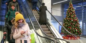 Ближе к наступлению Нового года на пяти станциях МЦК пассажиров поздравят Дед Мороз и Снегурочка. Фото: «Вечерняя Москва»