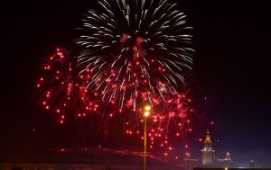 Праздничный фейерверк горожане смогут запустить на 76 площадках столицы. Фото: архив, «Вечерняя Москва»