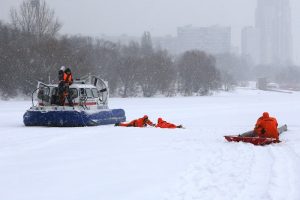 Водные спасатели провели занятие со слушателями Академии ГПС МЧС. Фото: пресс-служба ГОЧСиПБ. 