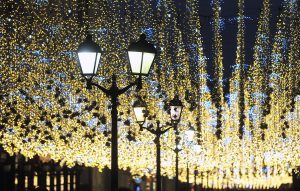 Новогодняя подсветка будет украшать улицы столицы до наступления весны. Фото: mos.ru