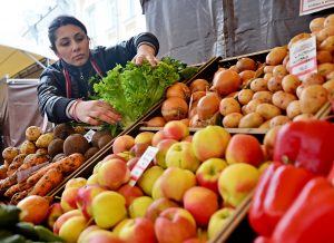 Разрешается продавать зелень, овощи и фрукты, выращенные на частных огородах. Фото: архив. «Вечерняя Москва» 