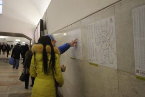 Пассажиры рассматривают схему метро. Фото: «Вечерняя Москва»