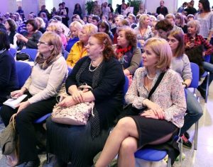 Зрители наблюдают за концертом театра «Аквалибра». Фото: mos.ru 