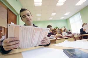 Столичные школьники узнают результаты выпускных экзаменов с помощью push-уведомлений. Фото: Антон Гердо, «Вечерняя Москва»