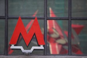 Новый знак с буквой «М» установят возле входа на станцию метро «Таганская». Фото: Антон Гердо, «Вечерняя Москва»