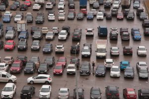 Около 4000 мест для стоянки машин обустроили в районе с момента появления платных парковок. Фото: архив, «Вечерняя Москва»
