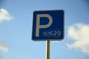 В приложении «Парковки Москвы» появится оплата стоянки в ТЦ. Фото: Анна Быкова 
