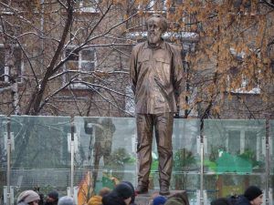 Памятник Александру Солженицыну открыли в районе в день рождения писателя. Фото: Антон Гердо, «Вечерняя Москва»