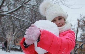 Юных жителей района пригласили поиграть на «Снежные забавы». Фото: Наталия Нечаева, «Вечерняя Москва»
