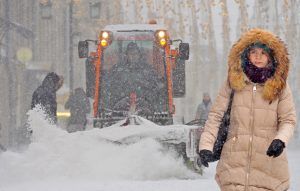 Снежные завалы в Москве будут убирать круглосуточно. Фото: архив, «Вечерняя Москва»