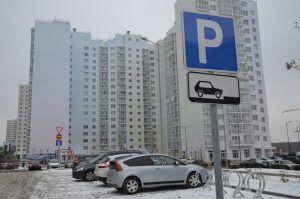 Платную парковку в Малом Рогожском переулке возможно ограничат для автовладельцев. Фото: Анна Быкова