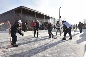 Взрослых и детей пригласили поиграть в хоккей на катке района. Фото: Пелагия Замятина, «Вечерняя Москва»