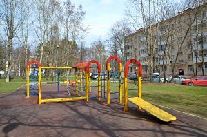 Детские площадки реконструируют по двум адресам района. Фото: Анна Быкова