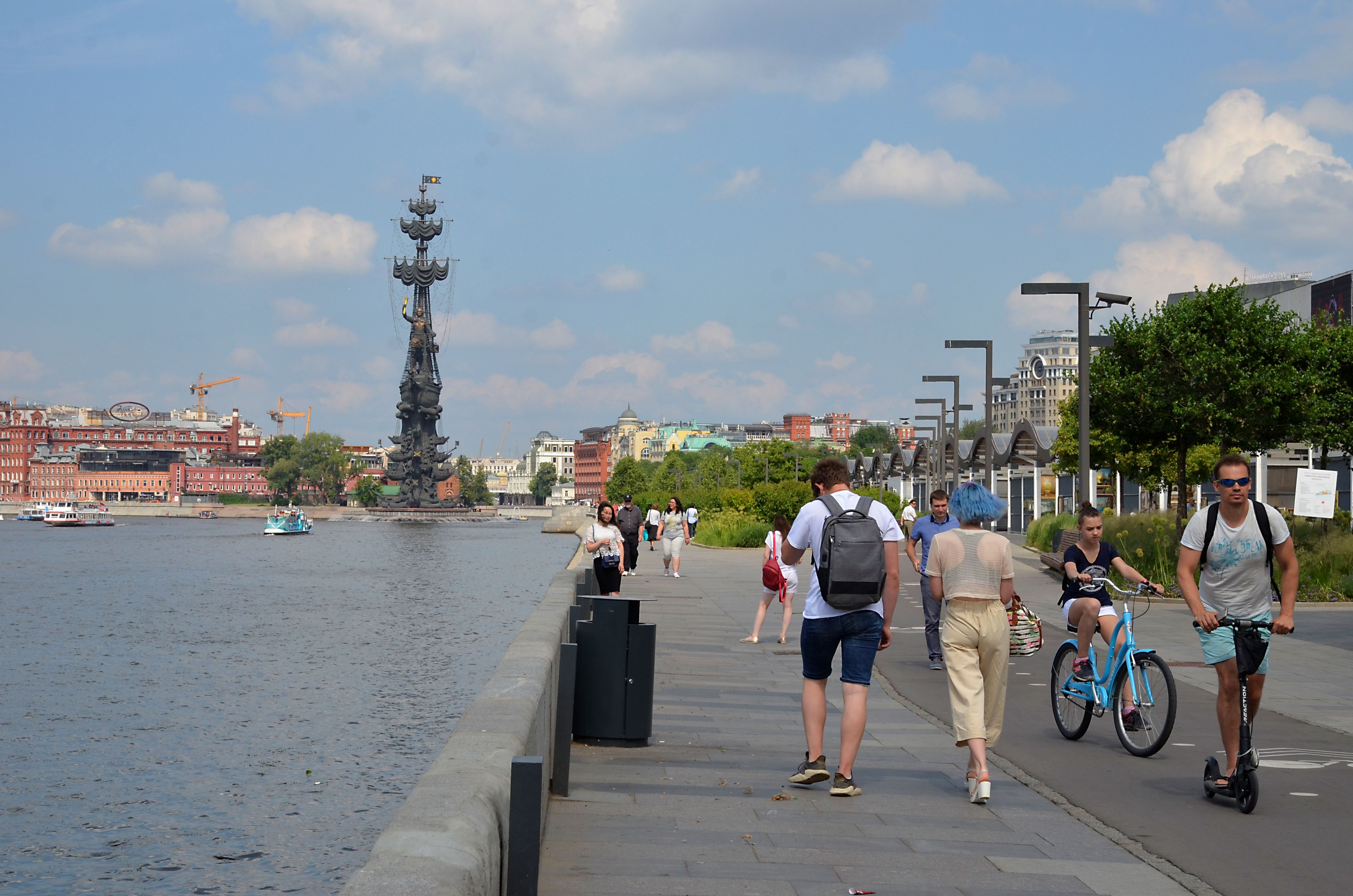 Столица пройти. Парк Горького Москва благоустройство. Москва Набережные летом днем. Лето Москва люди гуляют лето на набережной. Замоскворечье жара.