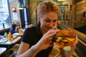 В Москве 27 июля отметят День гамбургера. Фото: Антон Гердо, «Вечерняя Москва»