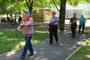 Соревнование по скандинавской ходьбе организуют в районе. Фото: Александр Кожохин 