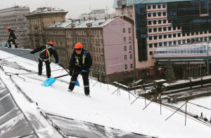 Примерно 30 тысяч кубометров снега вывезли за сутки с улиц Центрального округа. Фото: пресс-служба Префектуры ЦАО
