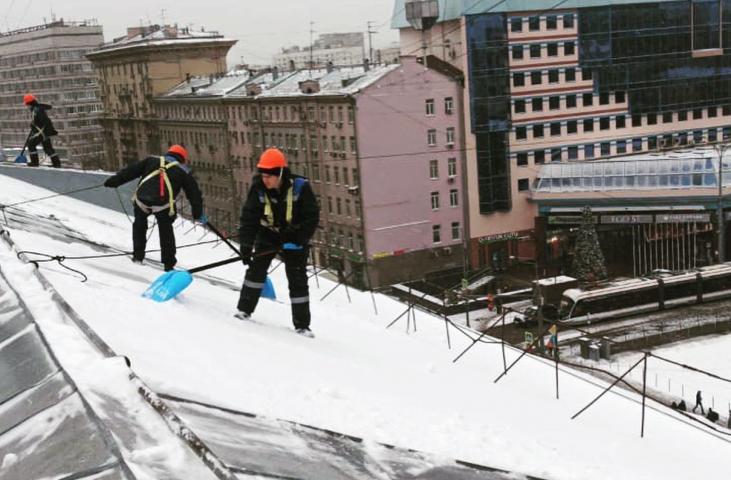 Уборка снега крыш зданий. Кровельщик уборка снега. Уборка снега с кровли и вывоз снега. Кровельщики очистка от снега. Дворник ЖКХ снег с крыши.