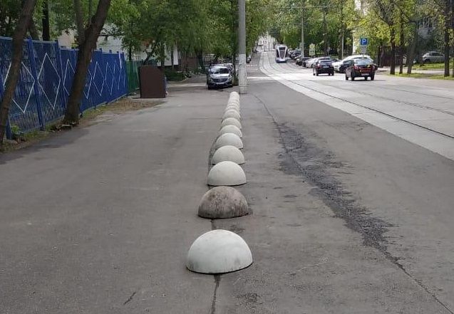 Антипарковочные полусферы установили на Большой Калитниковской улице. Фото предоставлено ГБУ "Жилищник"