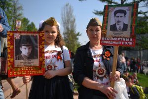Организаторы акции «Бессмертный полк» приглашают москвичей присоединиться к ней 9 мая. Фото: Александр Кожохин, «Вечерняя Москва»