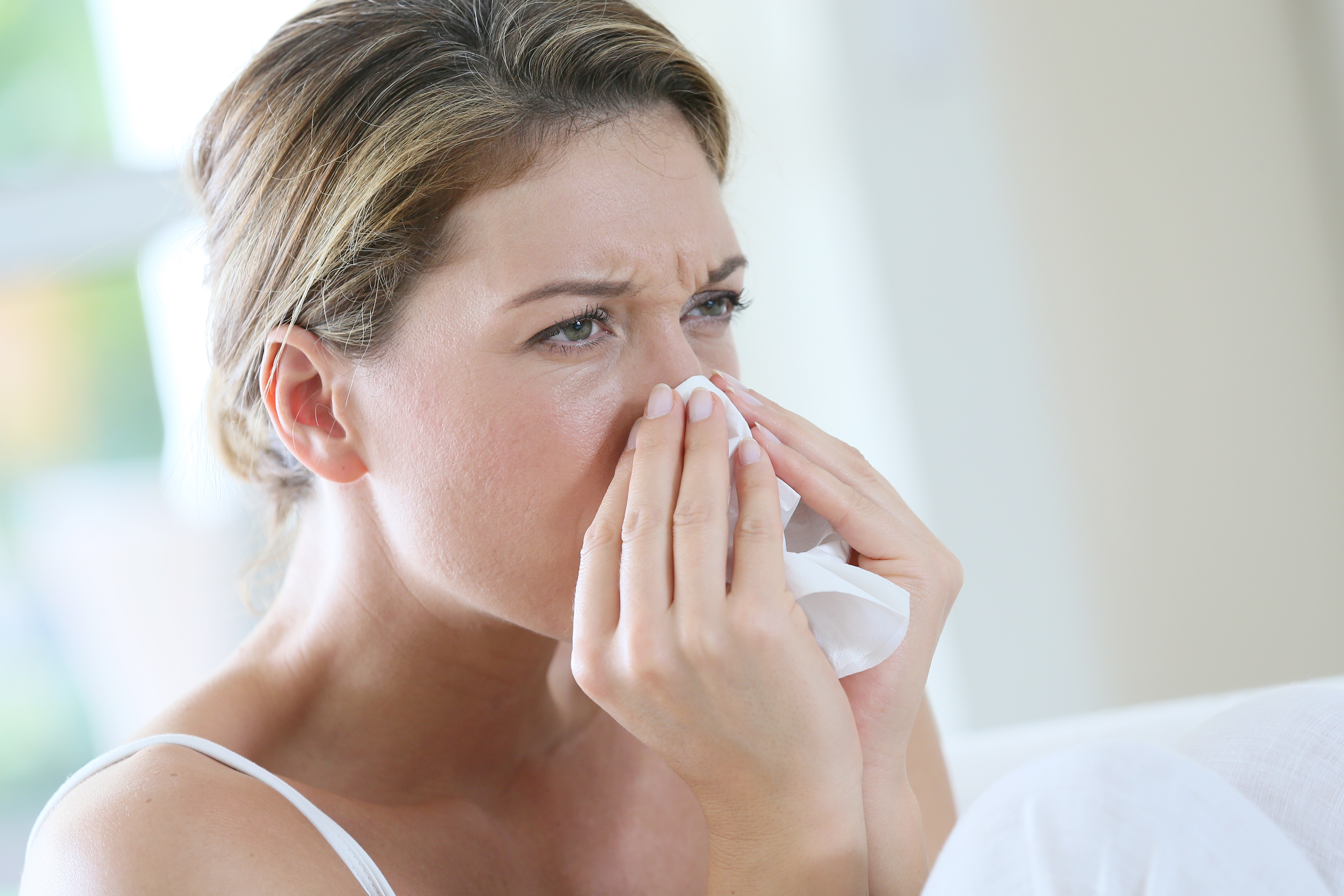 Острая головная боль температура заложенность носа. Синусит и аллергический ринит. Насморк заложенность носа.