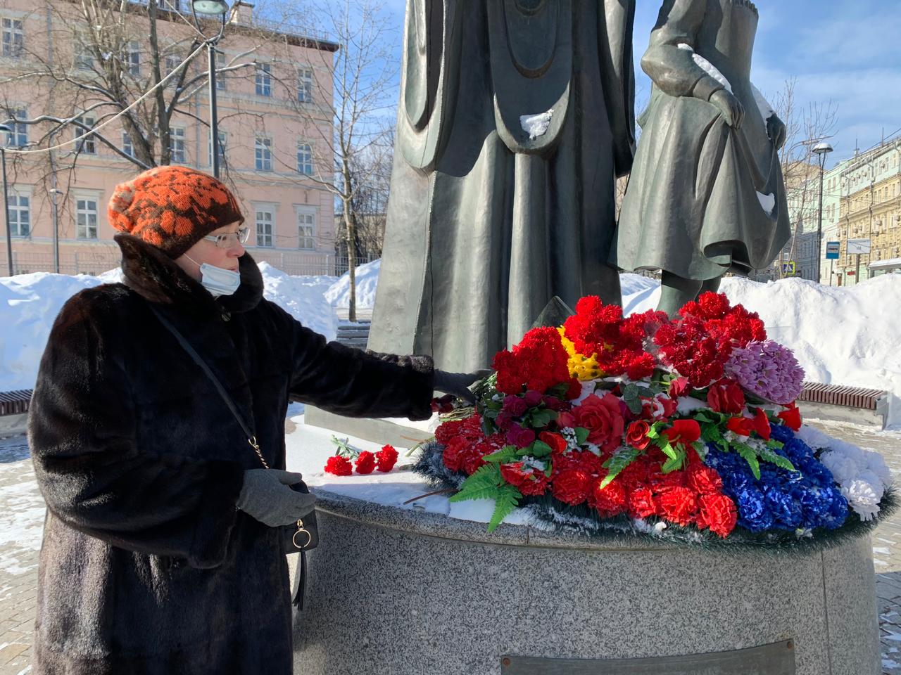 Память 23. Монумент 28 Панфиловцев возложение. Улица ,которая ведет к памятнику защитникам Отечества в Ярославле.