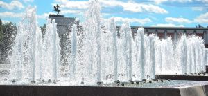 Туман и стена воды: в столице назвали любимые фонтаны юных москвичей