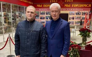 На фото мэр Москвы Сергей Собянин и старший лейтенант полиции Георгий Домолаев. Фото: официальная страница мэра Москвы в социальных сетях